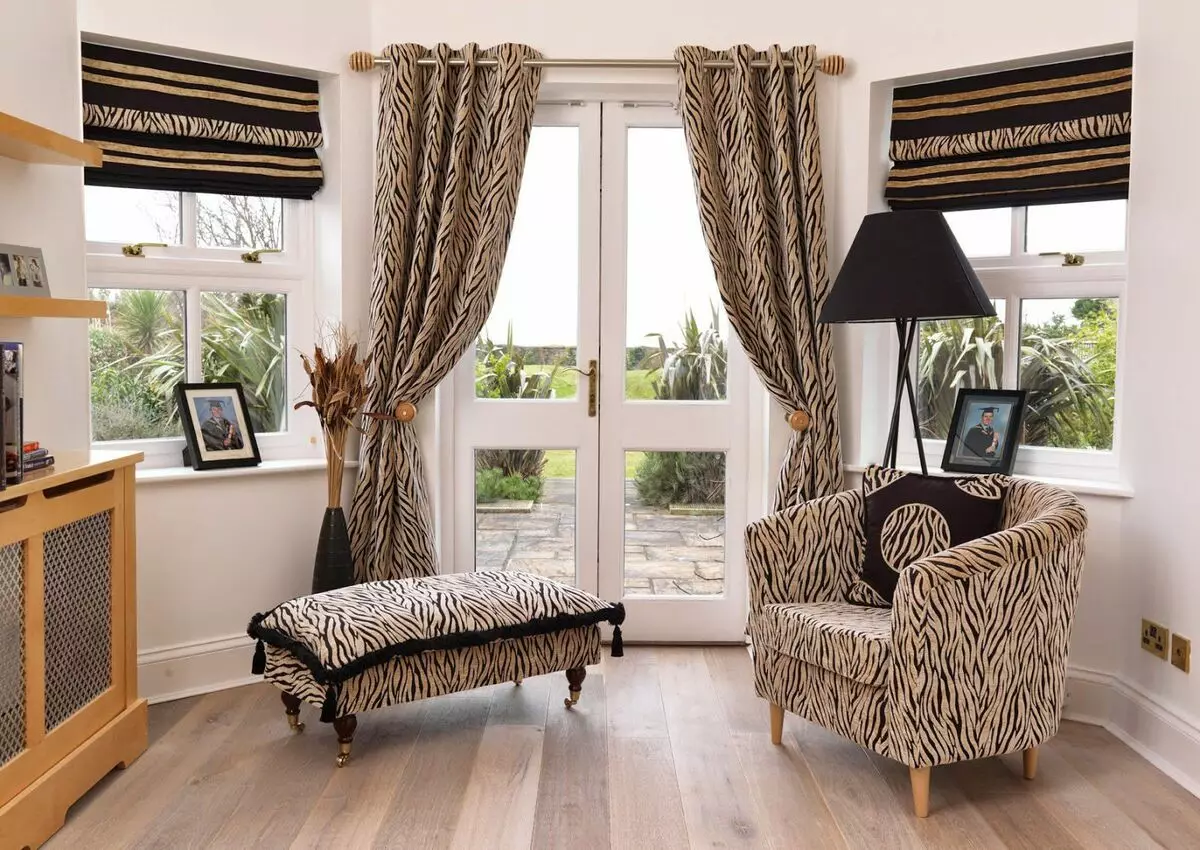 客厅里的窗帘（148张照片）：普通公寓的大厅里美丽的窗帘。什么应该是最佳的窗帘长度？最佳款式2021.村屋的丰富和简单的模型，带Lambrequins。普罗旺斯风格的窗帘应该合并什么？ 9778_31