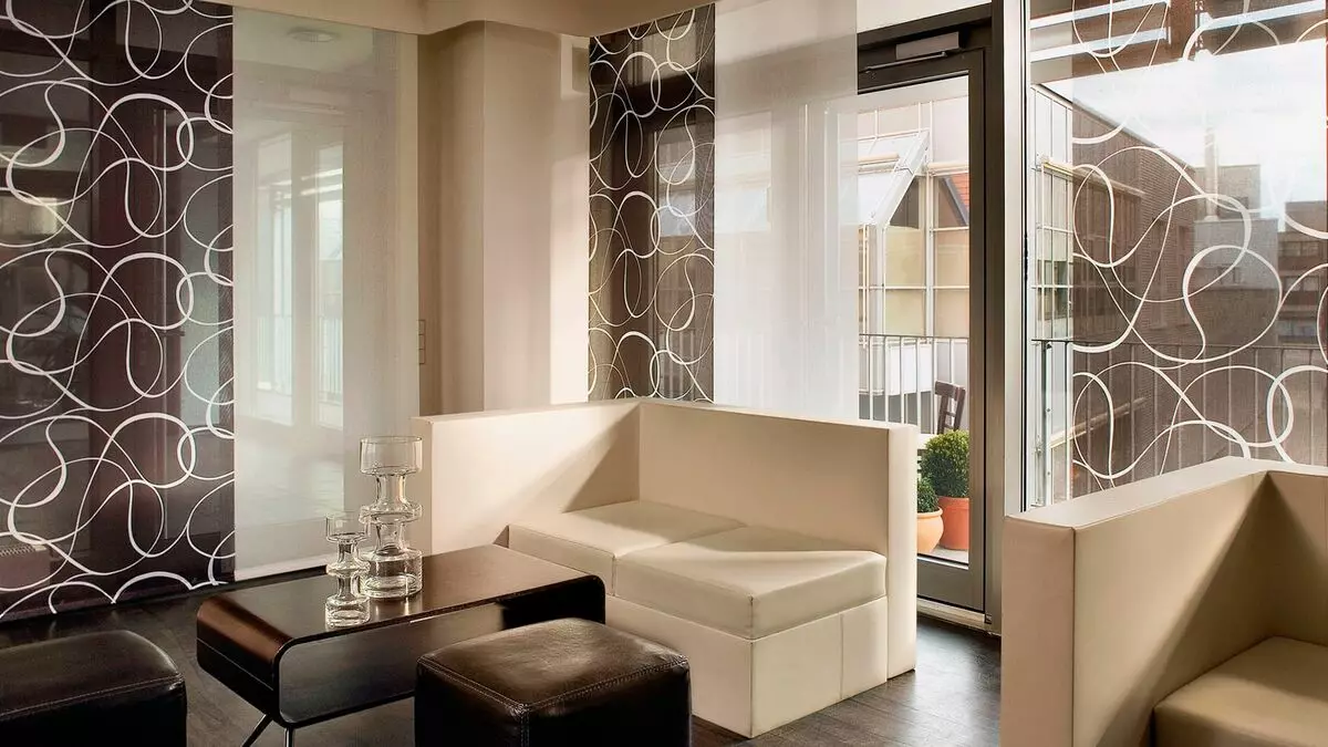 客廳裡的窗簾（148張照片）：普通公寓的大廳里美麗的窗簾。什麼應該是最佳的窗簾長度？最佳款式2021.村屋的豐富和簡單的模型，帶Lambrequins。普羅旺斯風格的窗簾應該合併什麼？ 9778_32