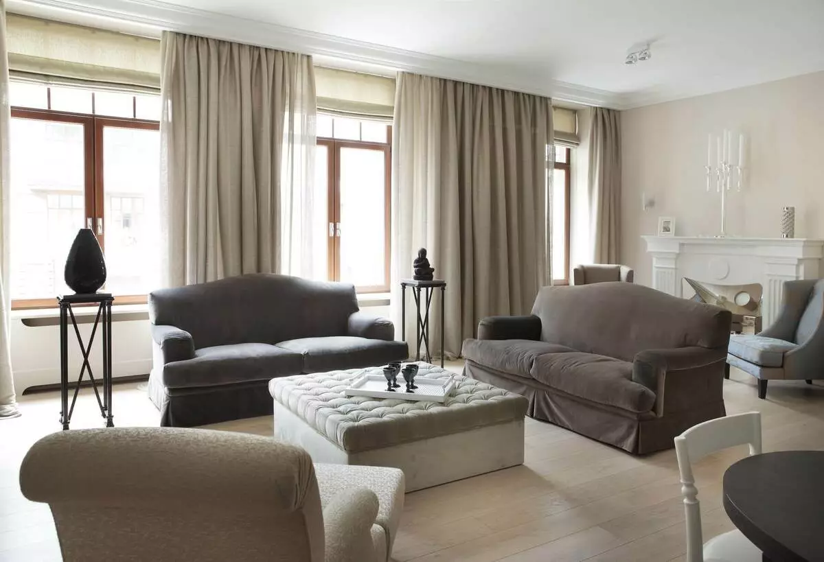客厅里的窗帘（148张照片）：普通公寓的大厅里美丽的窗帘。什么应该是最佳的窗帘长度？最佳款式2021.村屋的丰富和简单的模型，带Lambrequins。普罗旺斯风格的窗帘应该合并什么？ 9778_35