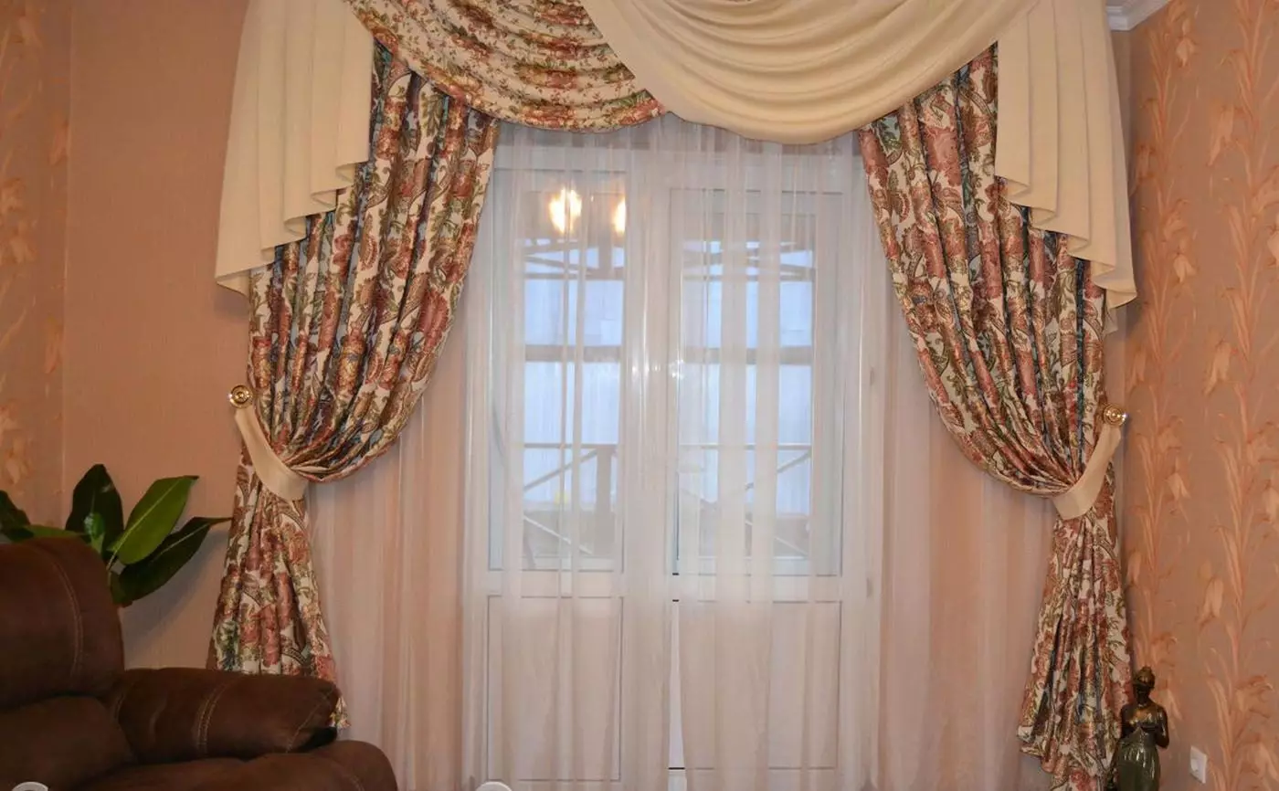 客廳裡的窗簾（148張照片）：普通公寓的大廳里美麗的窗簾。什麼應該是最佳的窗簾長度？最佳款式2021.村屋的豐富和簡單的模型，帶Lambrequins。普羅旺斯風格的窗簾應該合併什麼？ 9778_37