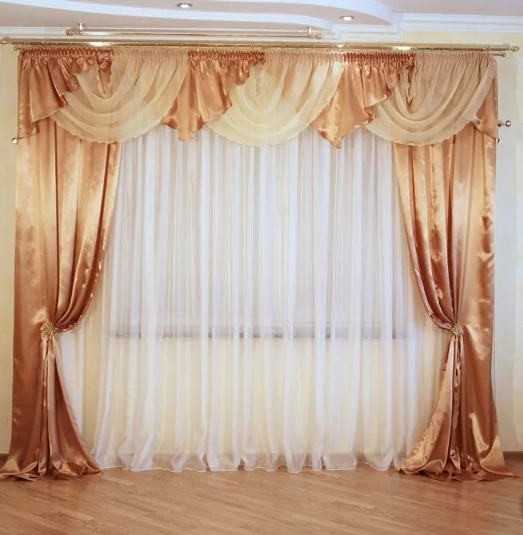 客厅里的窗帘（148张照片）：普通公寓的大厅里美丽的窗帘。什么应该是最佳的窗帘长度？最佳款式2021.村屋的丰富和简单的模型，带Lambrequins。普罗旺斯风格的窗帘应该合并什么？ 9778_41