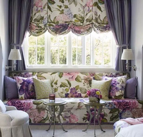 客廳裡的窗簾（148張照片）：普通公寓的大廳里美麗的窗簾。什麼應該是最佳的窗簾長度？最佳款式2021.村屋的豐富和簡單的模型，帶Lambrequins。普羅旺斯風格的窗簾應該合併什麼？ 9778_48