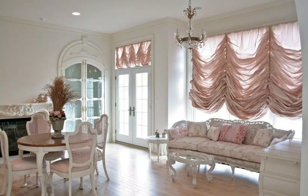 客厅里的窗帘（148张照片）：普通公寓的大厅里美丽的窗帘。什么应该是最佳的窗帘长度？最佳款式2021.村屋的丰富和简单的模型，带Lambrequins。普罗旺斯风格的窗帘应该合并什么？ 9778_52
