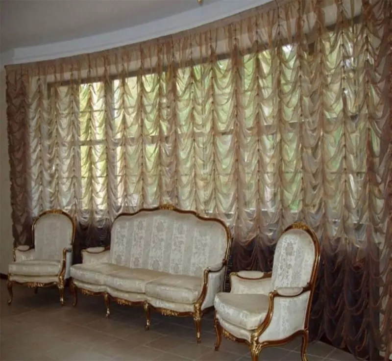 客厅里的窗帘（148张照片）：普通公寓的大厅里美丽的窗帘。什么应该是最佳的窗帘长度？最佳款式2021.村屋的丰富和简单的模型，带Lambrequins。普罗旺斯风格的窗帘应该合并什么？ 9778_53