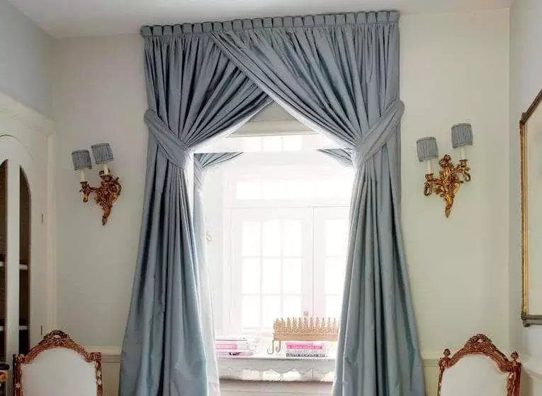 客厅里的窗帘（148张照片）：普通公寓的大厅里美丽的窗帘。什么应该是最佳的窗帘长度？最佳款式2021.村屋的丰富和简单的模型，带Lambrequins。普罗旺斯风格的窗帘应该合并什么？ 9778_60