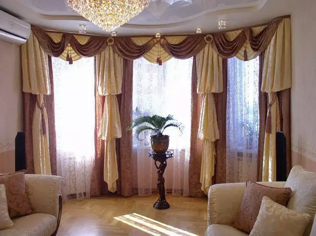 客厅里的窗帘（148张照片）：普通公寓的大厅里美丽的窗帘。什么应该是最佳的窗帘长度？最佳款式2021.村屋的丰富和简单的模型，带Lambrequins。普罗旺斯风格的窗帘应该合并什么？ 9778_61