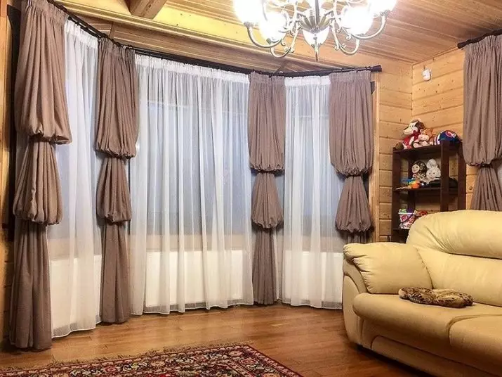 客厅里的窗帘（148张照片）：普通公寓的大厅里美丽的窗帘。什么应该是最佳的窗帘长度？最佳款式2021.村屋的丰富和简单的模型，带Lambrequins。普罗旺斯风格的窗帘应该合并什么？ 9778_66