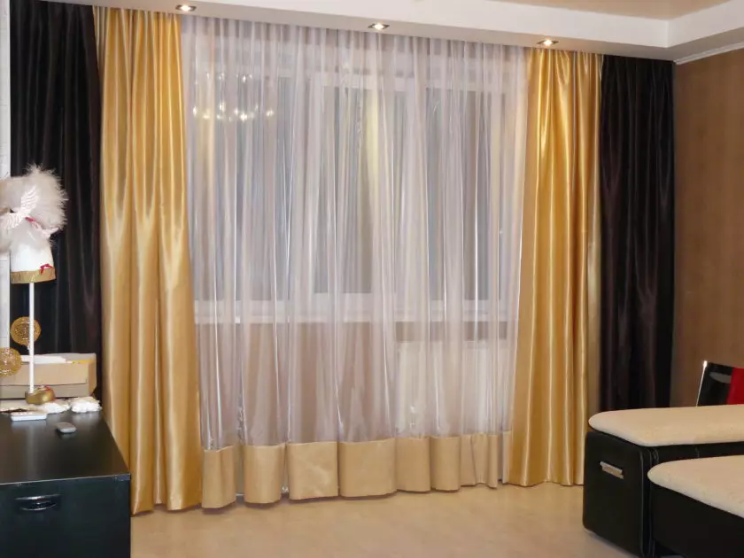 客厅里的窗帘（148张照片）：普通公寓的大厅里美丽的窗帘。什么应该是最佳的窗帘长度？最佳款式2021.村屋的丰富和简单的模型，带Lambrequins。普罗旺斯风格的窗帘应该合并什么？ 9778_68