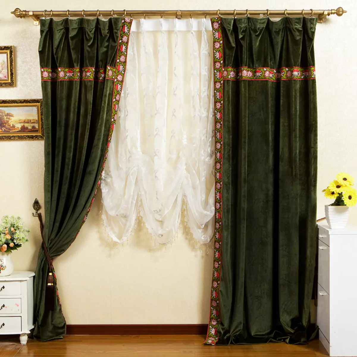 客厅里的窗帘（148张照片）：普通公寓的大厅里美丽的窗帘。什么应该是最佳的窗帘长度？最佳款式2021.村屋的丰富和简单的模型，带Lambrequins。普罗旺斯风格的窗帘应该合并什么？ 9778_70