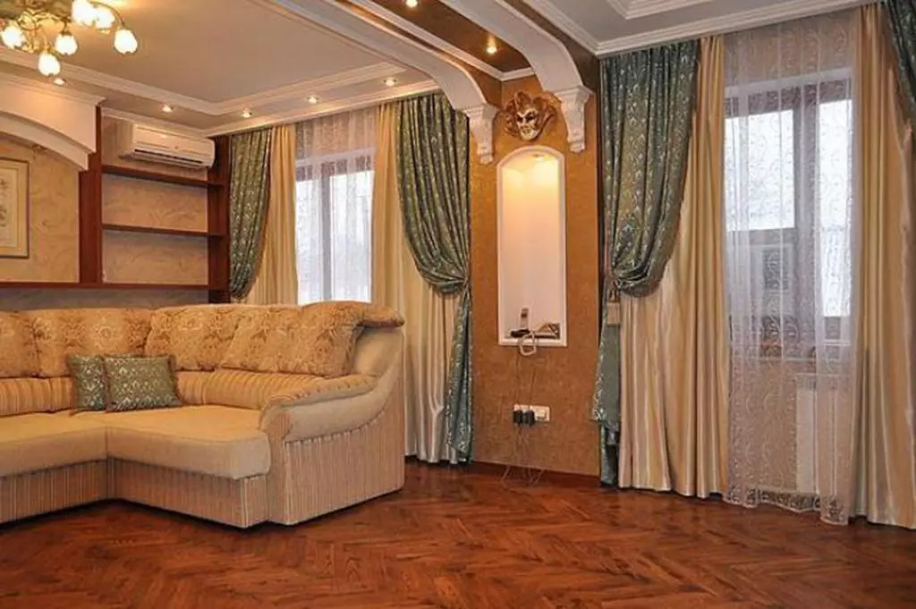 Aizkari dzīvojamā istabā (148 fotogrāfijas): skaisti aizkari parastā dzīvokļa zālē. Kas būtu optimālais aizkaru garums? Labākie stili 2021. Rich un vienkāršie modeļi ciema mājā, ar lambrequins. Kas būtu aizkari stilā Provence var apvienot? 9778_72