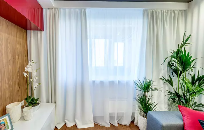 客厅里的窗帘（148张照片）：普通公寓的大厅里美丽的窗帘。什么应该是最佳的窗帘长度？最佳款式2021.村屋的丰富和简单的模型，带Lambrequins。普罗旺斯风格的窗帘应该合并什么？ 9778_76
