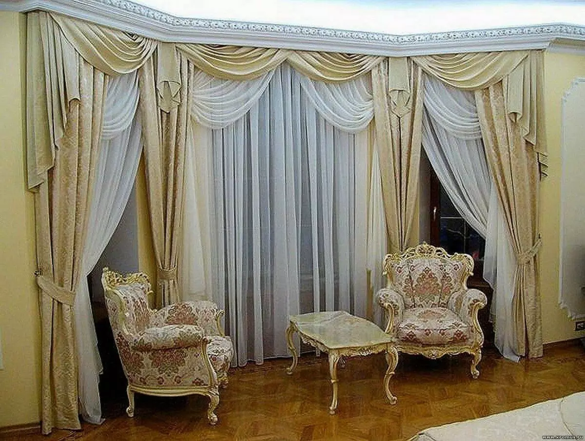 客厅里的窗帘（148张照片）：普通公寓的大厅里美丽的窗帘。什么应该是最佳的窗帘长度？最佳款式2021.村屋的丰富和简单的模型，带Lambrequins。普罗旺斯风格的窗帘应该合并什么？ 9778_89