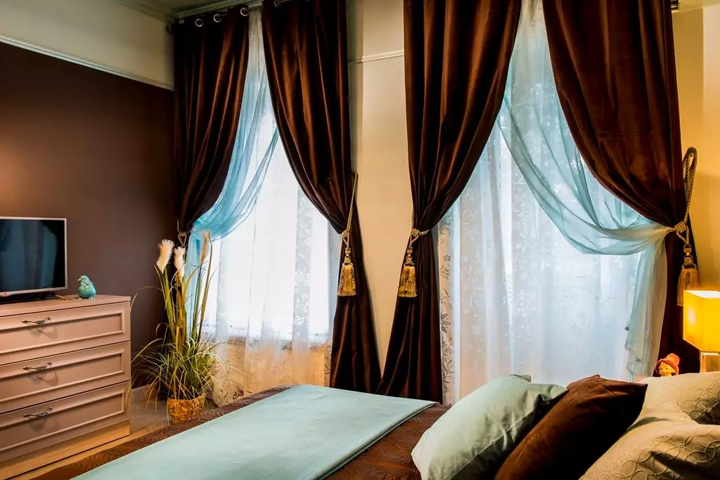 在客廳裡的棕色窗簾（26張）：大廳內部的深褐色和淺棕色窗簾。有趣的組合 9788_12