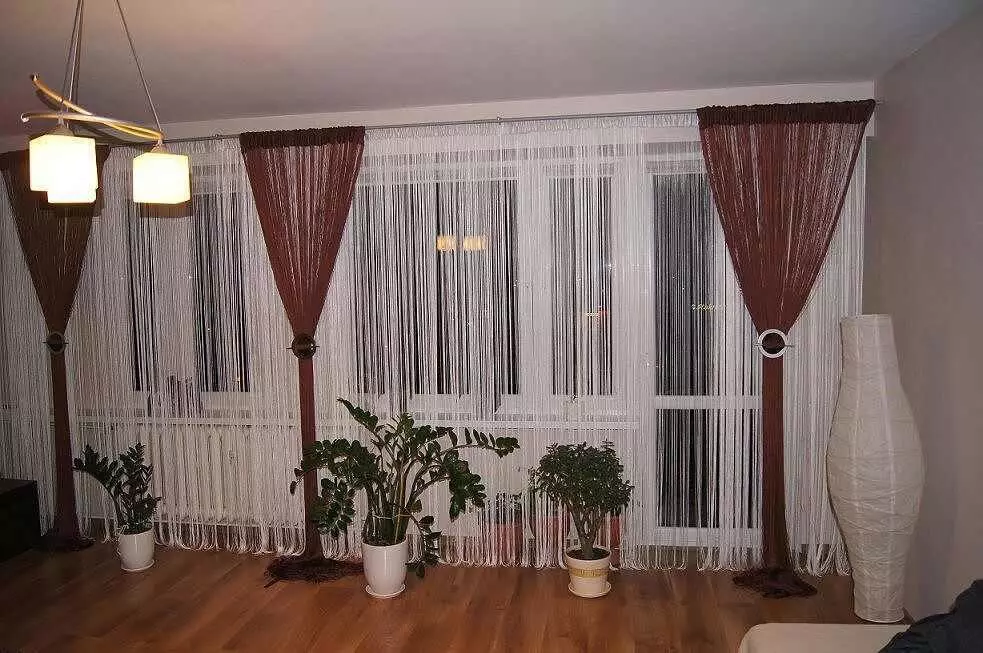 在客廳裡的棕色窗簾（26張）：大廳內部的深褐色和淺棕色窗簾。有趣的組合 9788_17