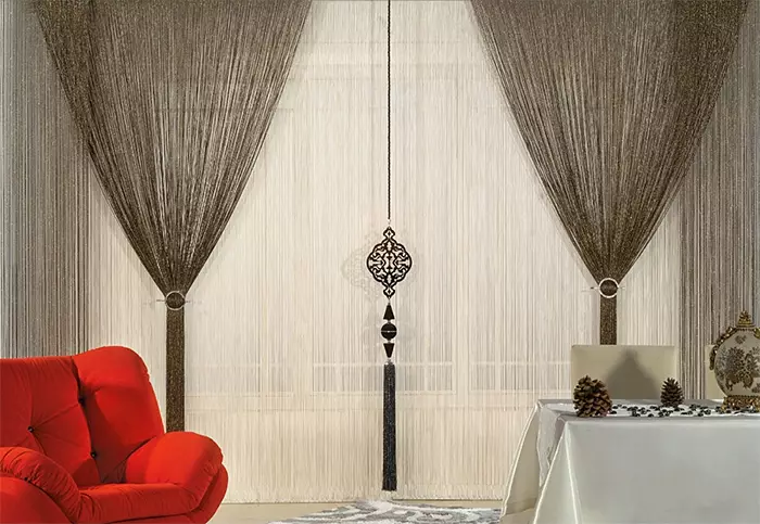 Brown gardiner i stuen (26 bilder): mørkebrune og lysebrune gardiner i hovedet i hallen. Interessante kombinasjoner 9788_18