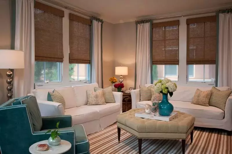 在客廳裡的棕色窗簾（26張）：大廳內部的深褐色和淺棕色窗簾。有趣的組合 9788_21
