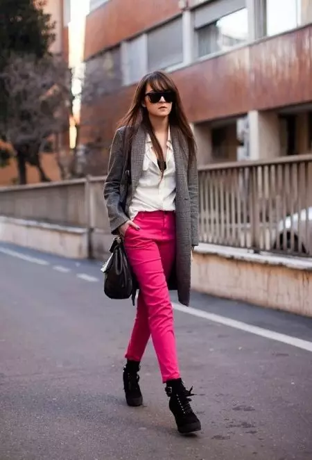 गुलाबी पैंट (58 फोटो): क्या पहनने के लिए, लोकप्रिय गुलाबी पैंट एवन, फैशनेबल महिला छवियां 978_2
