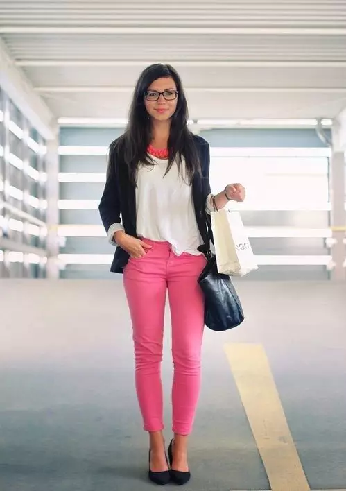 粉红色裤子（58张照片）：穿什么，流行的粉红色裤子雅芳，时尚女性的形象 978_44