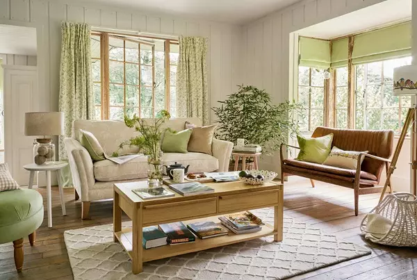 绿色窗帘在客厅内部（51张照片）：绿色窗帘设计在大厅里。内部深绿色和其他色调的窗帘 9790_13
