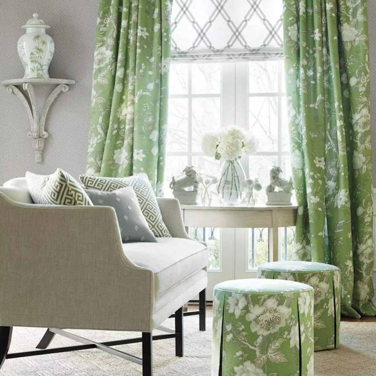 绿色窗帘在客厅内部（51张照片）：绿色窗帘设计在大厅里。内部深绿色和其他色调的窗帘 9790_15