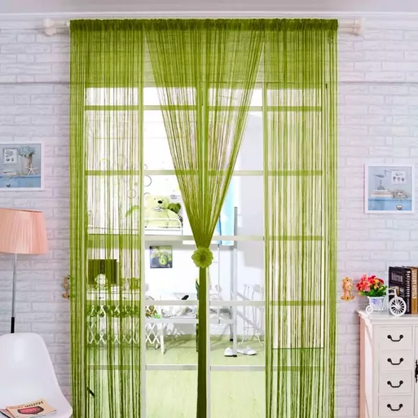 绿色窗帘在客厅内部（51张照片）：绿色窗帘设计在大厅里。内部深绿色和其他色调的窗帘 9790_17