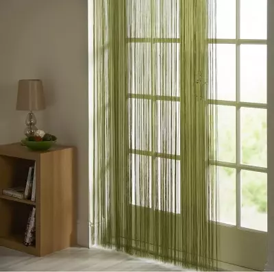 绿色窗帘在客厅内部（51张照片）：绿色窗帘设计在大厅里。内部深绿色和其他色调的窗帘 9790_18