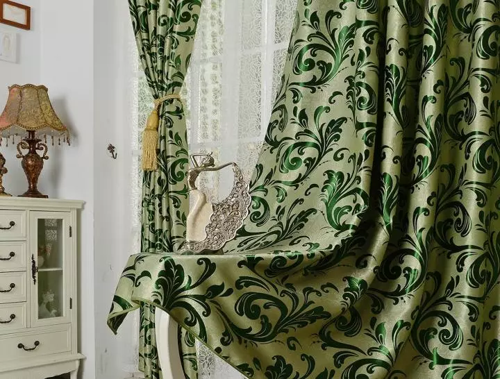 绿色窗帘在客厅内部（51张照片）：绿色窗帘设计在大厅里。内部深绿色和其他色调的窗帘 9790_31