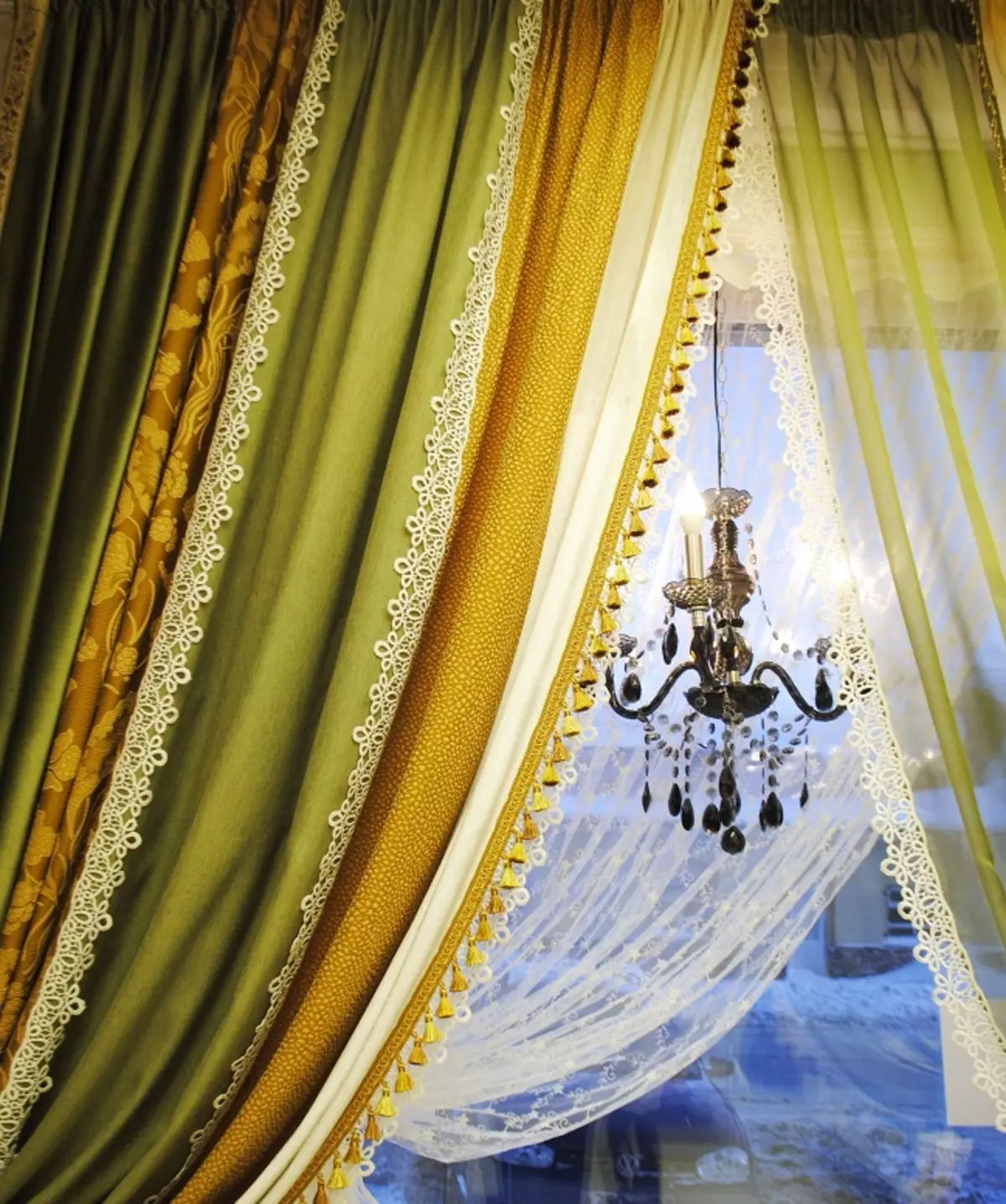 绿色窗帘在客厅内部（51张照片）：绿色窗帘设计在大厅里。内部深绿色和其他色调的窗帘 9790_32