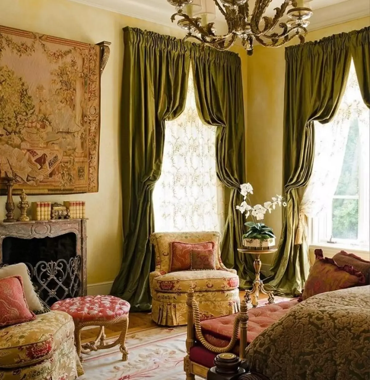 绿色窗帘在客厅内部（51张照片）：绿色窗帘设计在大厅里。内部深绿色和其他色调的窗帘 9790_38