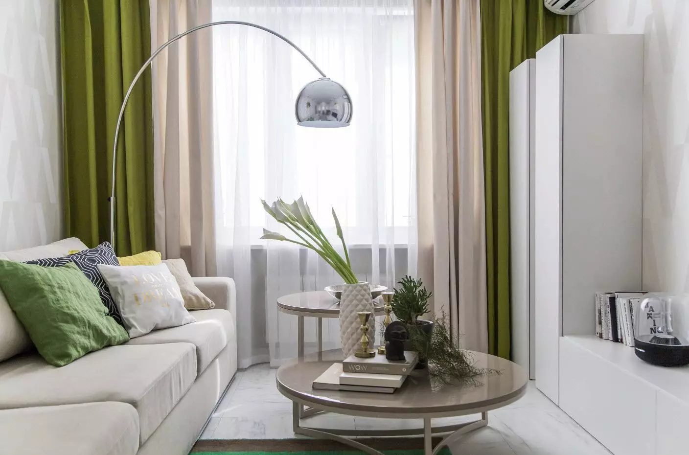 绿色窗帘在客厅内部（51张照片）：绿色窗帘设计在大厅里。内部深绿色和其他色调的窗帘 9790_4