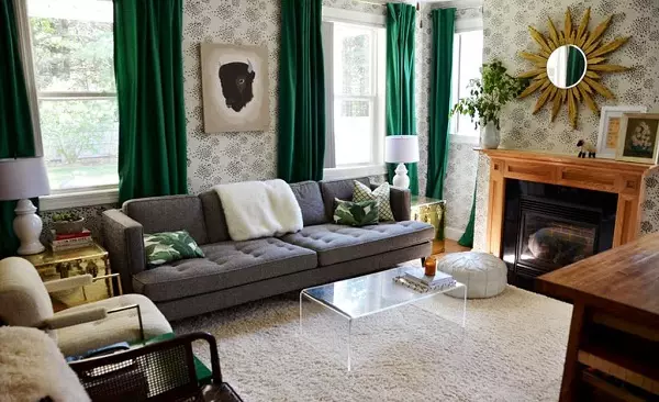 绿色窗帘在客厅内部（51张照片）：绿色窗帘设计在大厅里。内部深绿色和其他色调的窗帘 9790_44