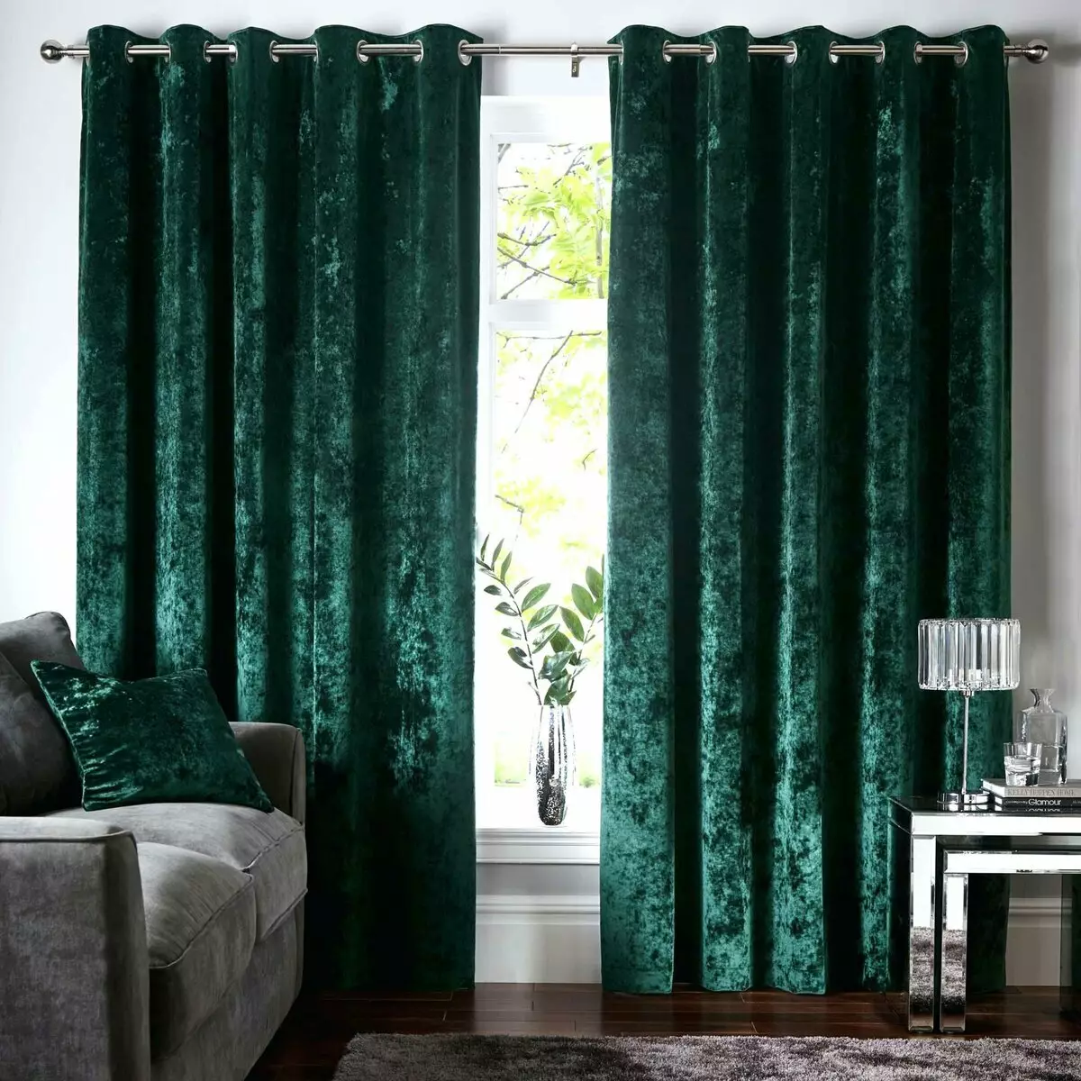 绿色窗帘在客厅内部（51张照片）：绿色窗帘设计在大厅里。内部深绿色和其他色调的窗帘 9790_45