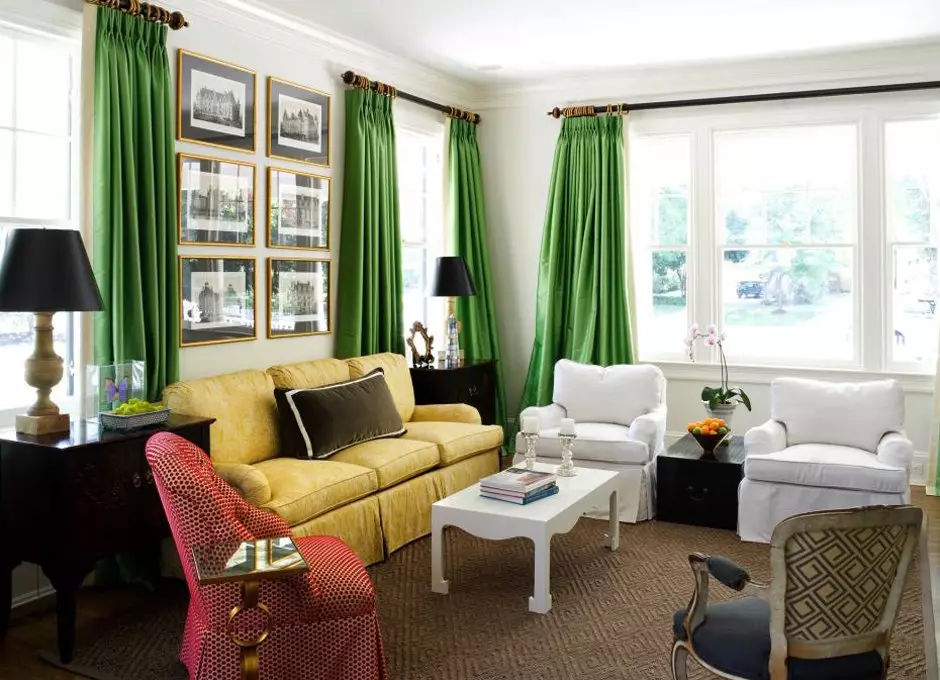 绿色窗帘在客厅内部（51张照片）：绿色窗帘设计在大厅里。内部深绿色和其他色调的窗帘 9790_47