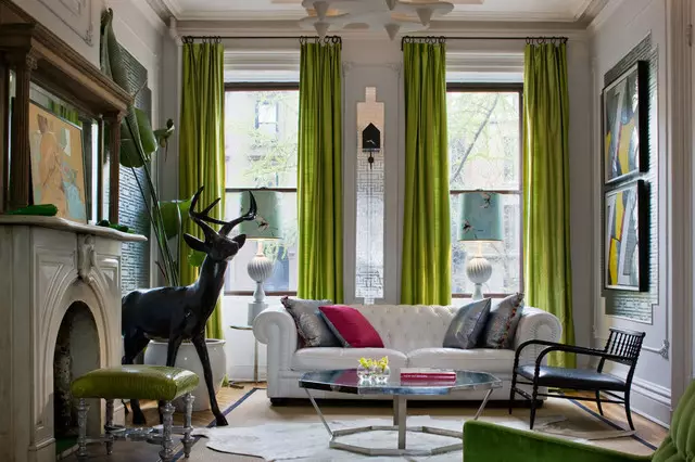 绿色窗帘在客厅内部（51张照片）：绿色窗帘设计在大厅里。内部深绿色和其他色调的窗帘 9790_5