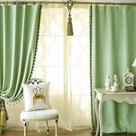 绿色窗帘在客厅内部（51张照片）：绿色窗帘设计在大厅里。内部深绿色和其他色调的窗帘 9790_9