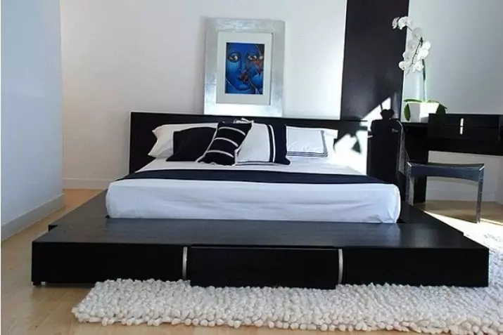 Podium gulta: pjedestāla iespējas matracim, ar izvelkamo gultu nišā un ar pacelšanas mehānismu, bērnu un citiem, piemēriem interjerā 9796_2