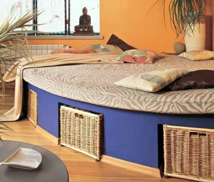 Podium gulta: pjedestāla iespējas matracim, ar izvelkamo gultu nišā un ar pacelšanas mehānismu, bērnu un citiem, piemēriem interjerā 9796_82