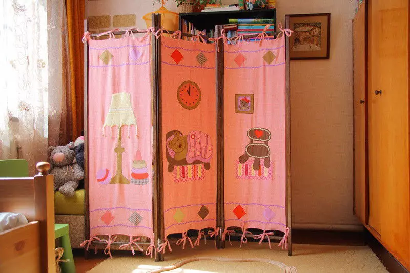 Guļamistaba, apvienojumā ar bērnu (57 fotoattēliem): istabas zonēšanas smalkumi, vecāku guļamistaba interjers ar guļamistabu 9798_24