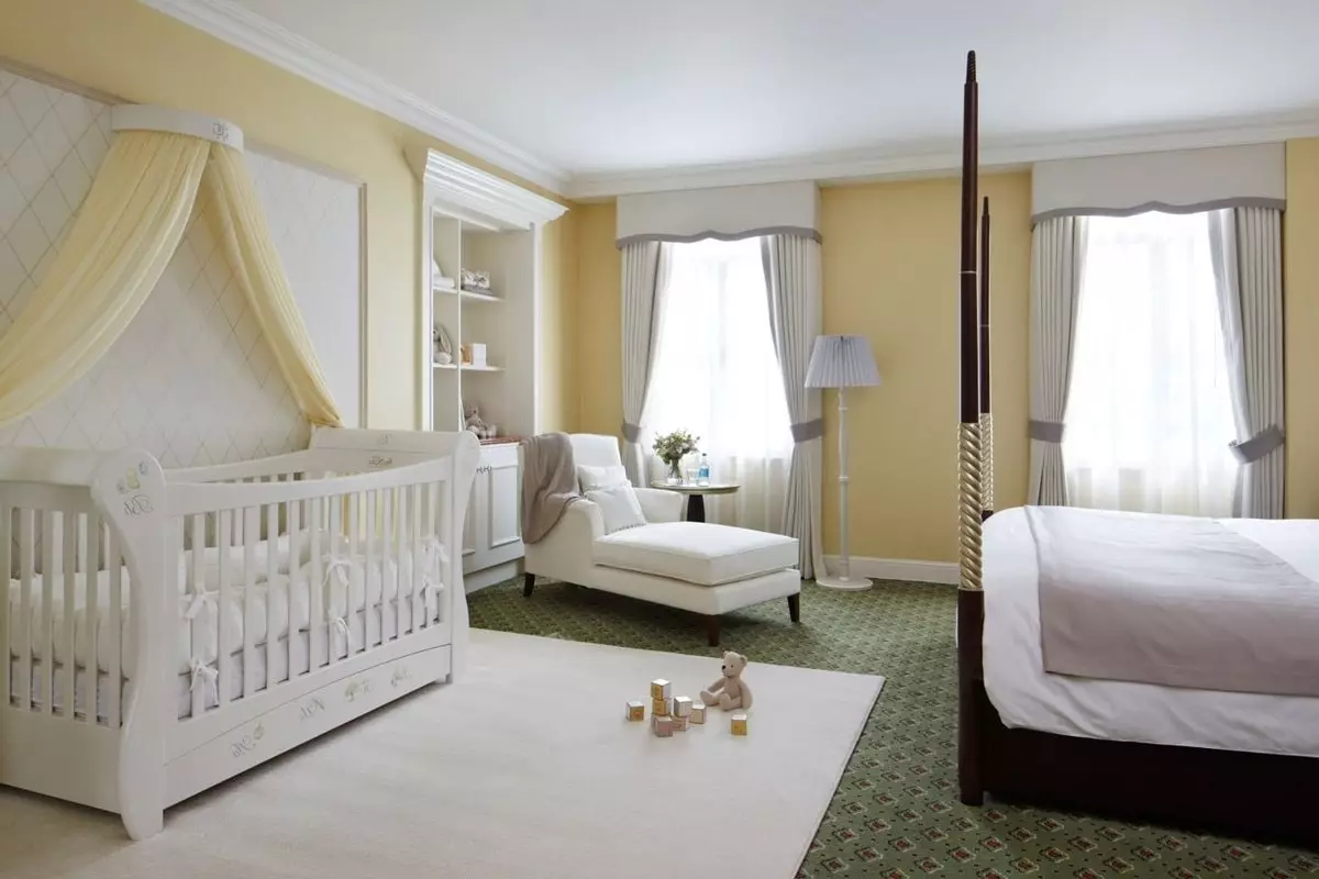 Guļamistaba, apvienojumā ar bērnu (57 fotoattēliem): istabas zonēšanas smalkumi, vecāku guļamistaba interjers ar guļamistabu 9798_32