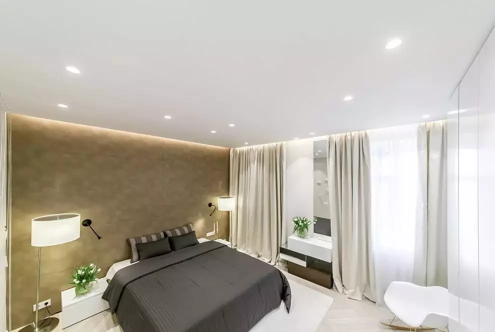 带拉伸天花板的卧室里照明（35张照片）：如何定位天花板点灯具？在卧室内部的磨砂和光泽天花板上的光线位置 9801_10