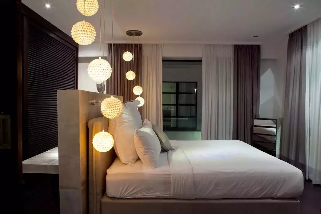 带拉伸天花板的卧室里照明（35张照片）：如何定位天花板点灯具？在卧室内部的磨砂和光泽天花板上的光线位置 9801_12