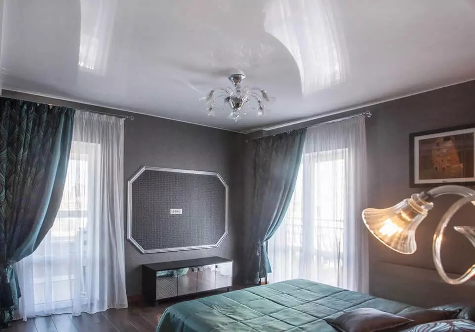 带拉伸天花板的卧室里照明（35张照片）：如何定位天花板点灯具？在卧室内部的磨砂和光泽天花板上的光线位置 9801_19