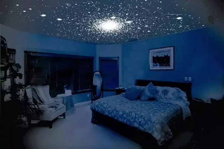 带拉伸天花板的卧室里照明（35张照片）：如何定位天花板点灯具？在卧室内部的磨砂和光泽天花板上的光线位置 9801_26