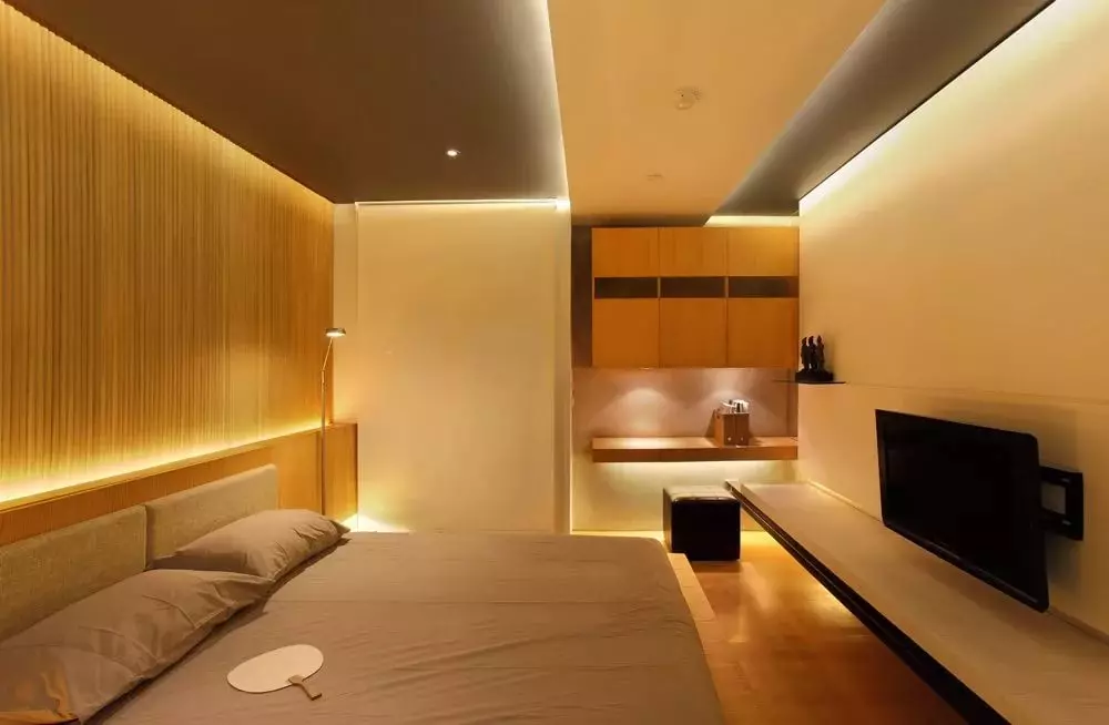 带拉伸天花板的卧室里照明（35张照片）：如何定位天花板点灯具？在卧室内部的磨砂和光泽天花板上的光线位置 9801_31