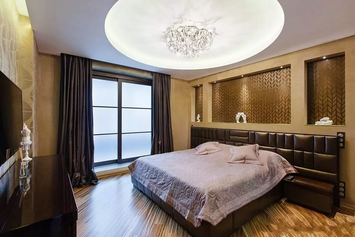 带拉伸天花板的卧室里照明（35张照片）：如何定位天花板点灯具？在卧室内部的磨砂和光泽天花板上的光线位置 9801_6