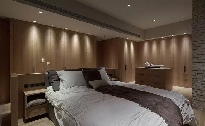 带拉伸天花板的卧室里照明（35张照片）：如何定位天花板点灯具？在卧室内部的磨砂和光泽天花板上的光线位置 9801_9