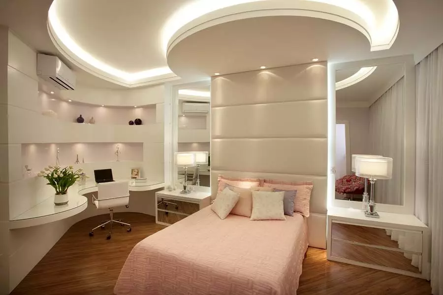 Tavan në dhomën e gjumit (62 foto): Dizajni i tavanit me një model. Cili tavan është më i mirë për të bërë? Pasqyrë duplex dhe tavane të bukura 9802_11