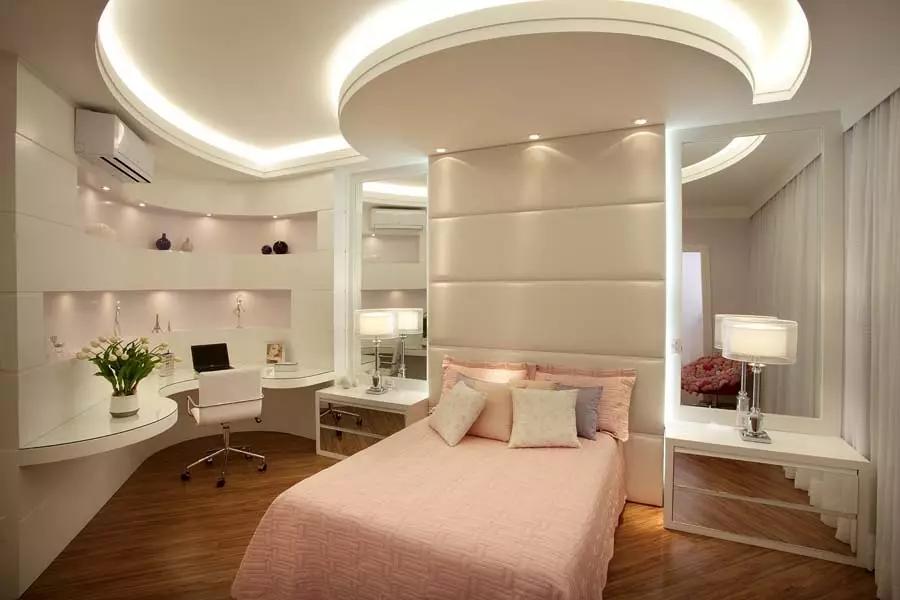 Plafond dans la chambre (62 photos): Conception de plafond avec motif. Quel plafond vaut mieux faire? Miroir duplex et de beaux plafonds flagrant 9802_11