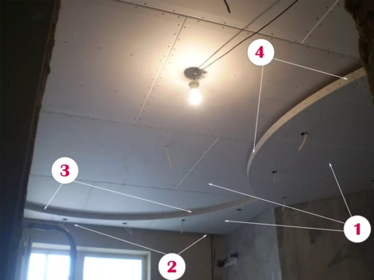 เพดานในห้องนอน (62 ภาพ): การออกแบบเพดานด้วยรูปแบบ ซึ่งเพดานจะดีกว่าที่จะทำอย่างไร? กระจกเพล็กซ์และสวยงามเพดานสูง 9802_12