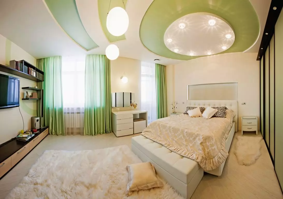 Tavan në dhomën e gjumit (62 foto): Dizajni i tavanit me një model. Cili tavan është më i mirë për të bërë? Pasqyrë duplex dhe tavane të bukura 9802_14
